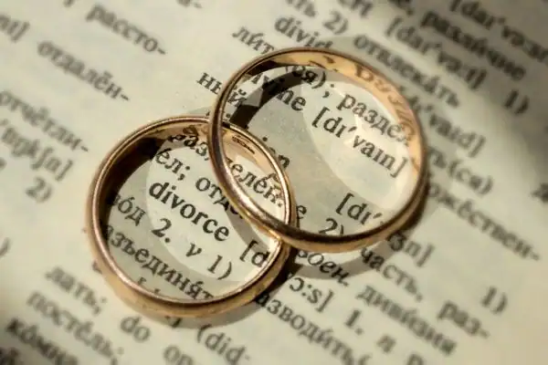 Image of rings removed before divorce mediation Southampton